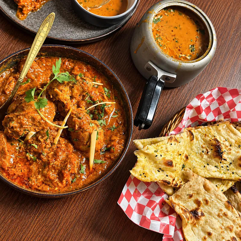 Chicken curry with garlic naan